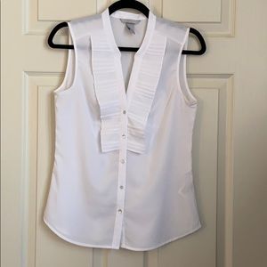 Tuxedo collar sleeveless blouse